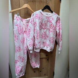 SET Gap logo sweatshirt and matching joggers. Pink Floral.